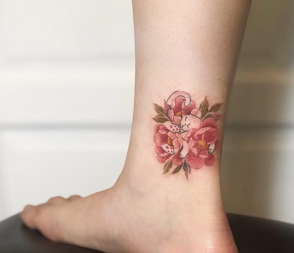Hình xăm hoa ở cổ chân nữ đẹp